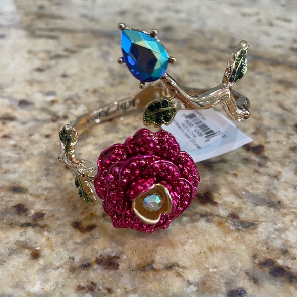 NWT Betsey Johnson Rose Crystal Hinged Gold Tone Bangle Bracelet - Picture 3 of 4